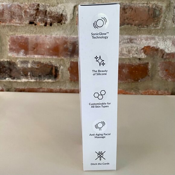 PMD Clean Smart Facial Cleansing Device, SonicGlow Technology, New in Box. - Picture 2 of 11